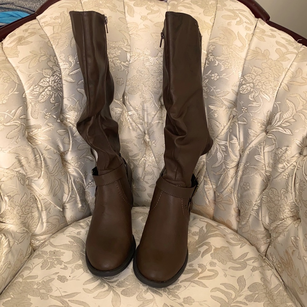 Ladies flat heeled boots